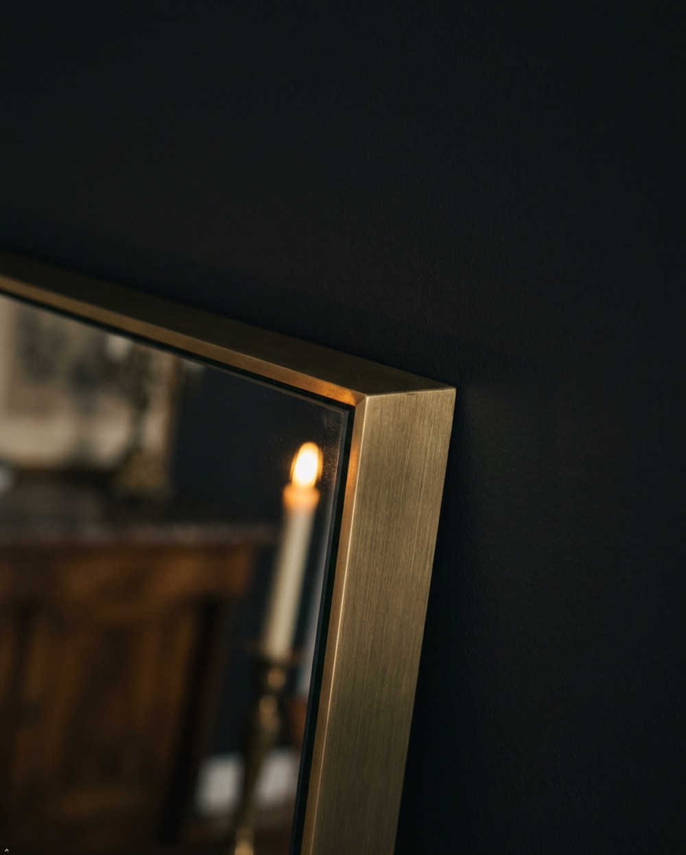 Miroir sur mesure avec cadre en laiton dans un intérieur parisien